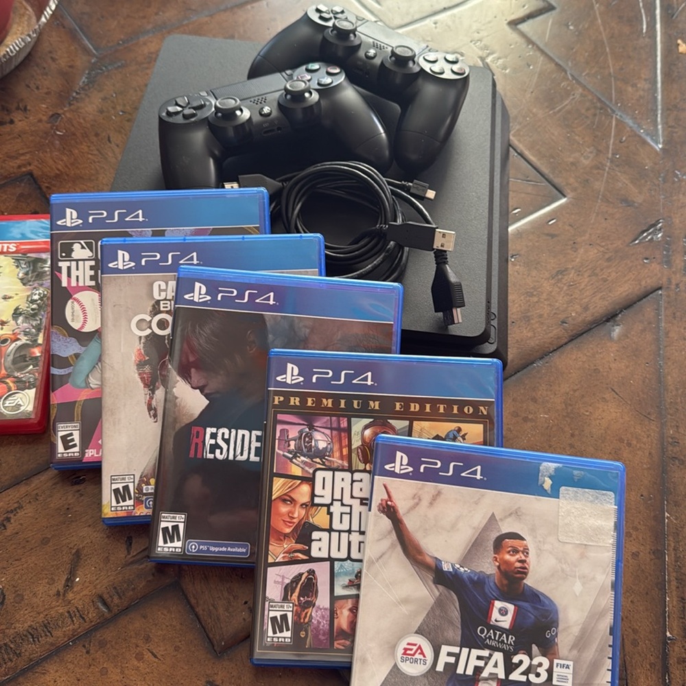 PlayStation 4 Model CUG-22158 Include 5 video games and 2 Controller